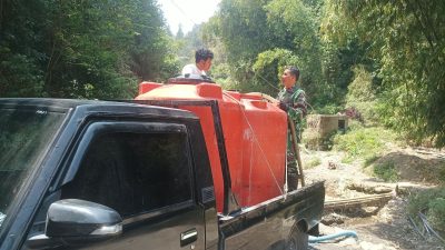 Peduli Warga Terdampak Kekeringan, Babinsa Koramil Selo Bantu Penuhi Kebutuhan Air Bersih